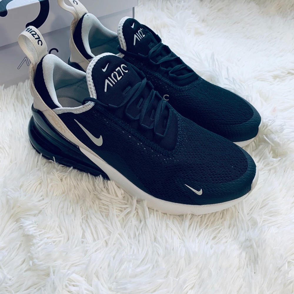 Nike Air Max 270 - Picture 2 of 5